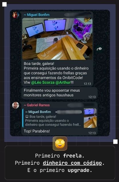 Miguel mostra os monitores comprados com o dinheiro de seus freelas
